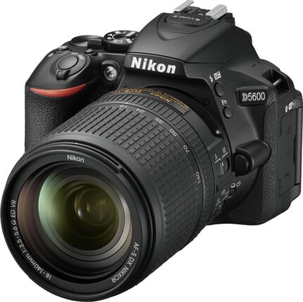 NIKON D5600 Spiegelreflexkamera, 24.2 Megapixel, Full HD, Objektiv (AF-S DX NIKKOR 18-140 mm ED VR), Touchscreen Display, WLAN, Schwarz